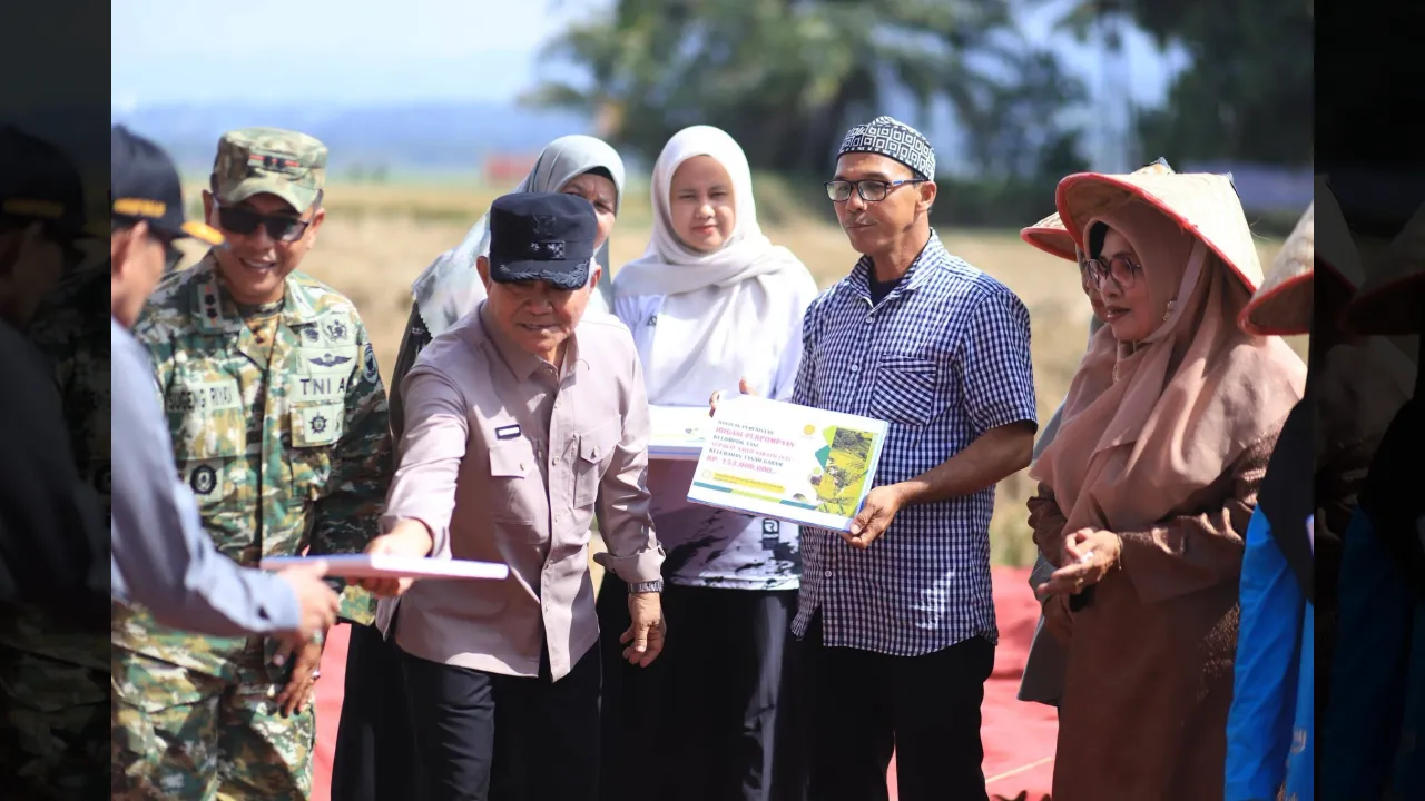 Bantuan pompa air secara simbolis